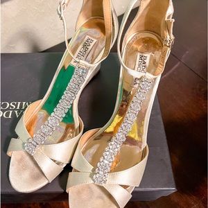 Badgley Mischka Romance Ivory Wedge Size 9